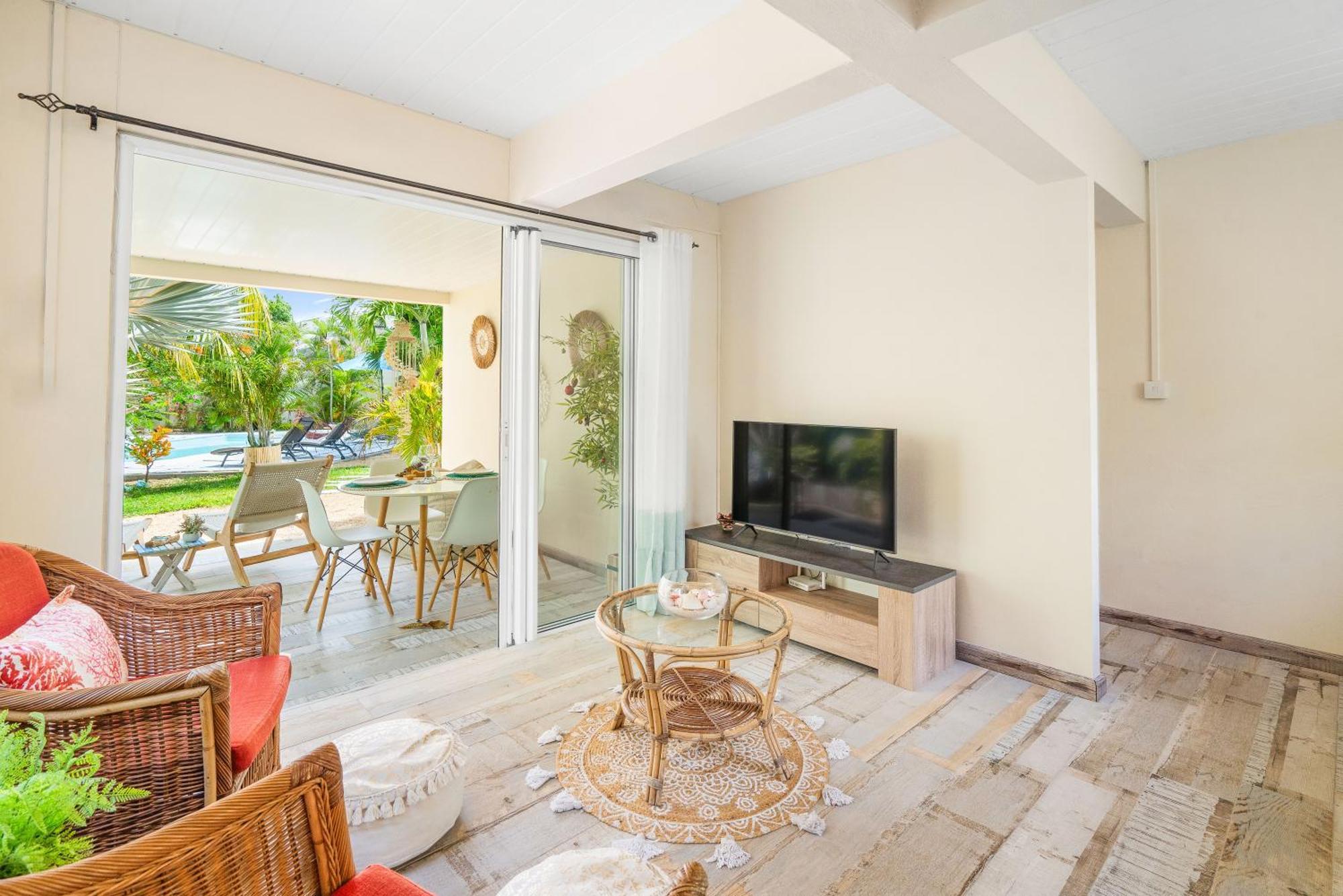 Apartament Lakaz Del Sol - Modern And Elegant With Luxurious Garden, Pool And Barbecue Area - Tourism Permit Certified *