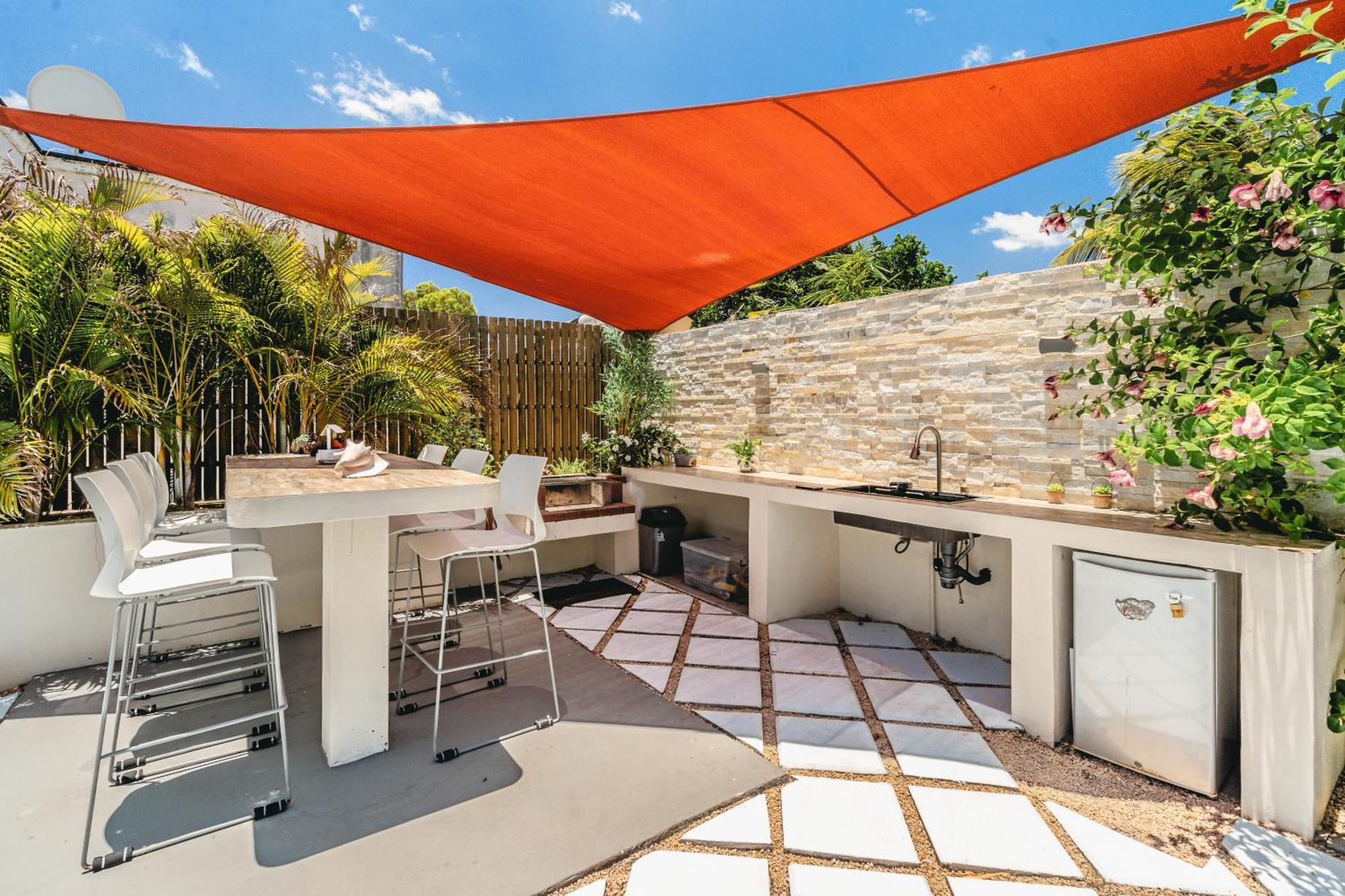 Apartmán Lakaz Del Sol - Modern And Elegant With Luxurious Garden, Pool And Barbecue Area - Tourism Permit Certified